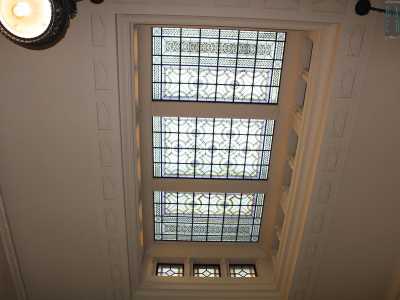 Sulla nostra testa ci incantano poi le vetrate dei velari a soffitto di ispirazione neo liberty: ai due lati presentano disegni geometrici e stilizzati